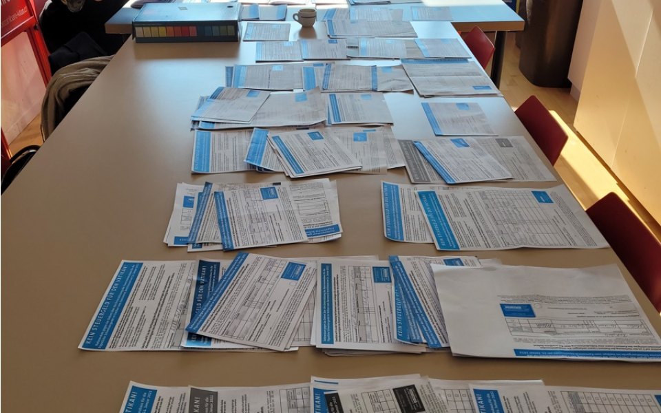 Das Aussortieren der Unterschriftenbögen nach Gemeinden