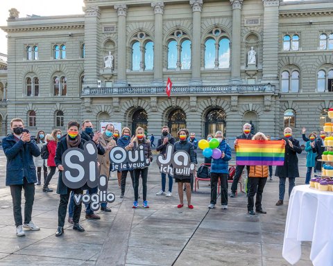 AktivistInnen der Kampagne "Ehe für Alle" vor dem Bundeshaus (Bild: ehefueralle.ch)