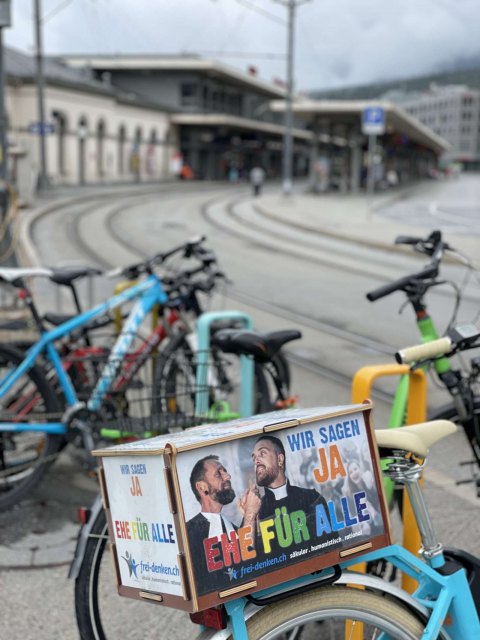 Fahrrad mit Ehe-für-alle-Werbung