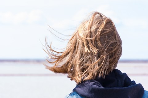 Frau von hinten am Strand